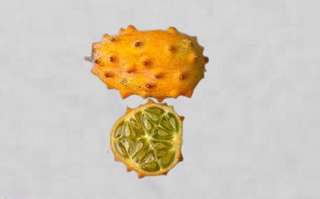 Un kiwano entier avec sa peau orange à cornes