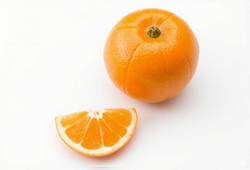 Mandarines oranges avec leurs feuilles, agrume en M