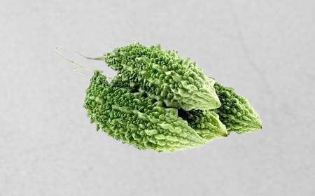 Plusieurs margoses ou melons amers entiers