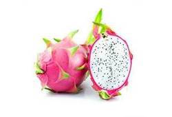 Pitaya coupé, montrant la chair blanche ou rouge parsemée de graines noires